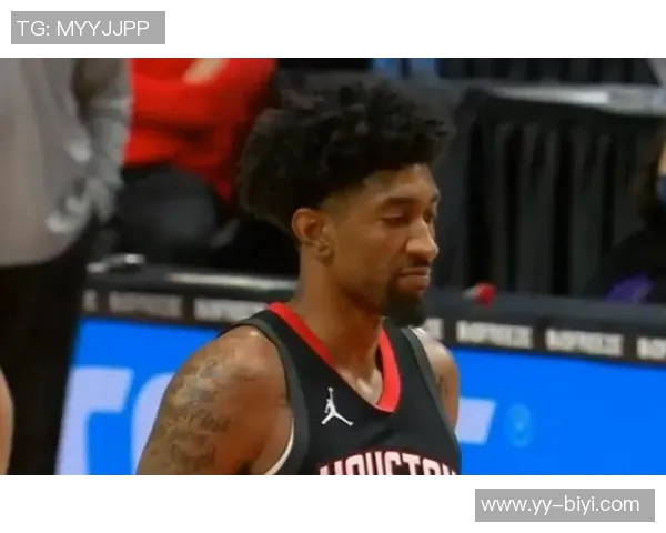 爱德华兹半场表现亮眼10投4中贡献15分3助攻罚球全中助球队争取胜利